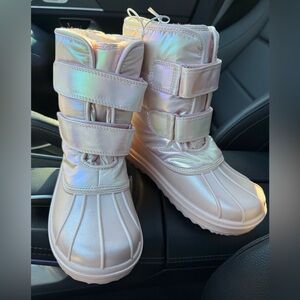 Brand new Girls Iridescent snow boots